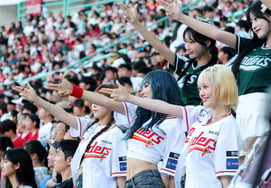 [Photo] "We just couldn't leave!" Queens I Seo-bin and Won-chae walking off the field with Landers cheerleaders after throwing out the ceremonial first pitch.