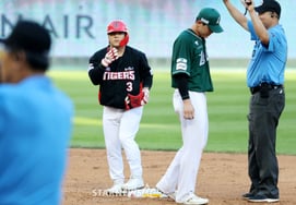 [Photo] Kim Seon-bin with a two-run double in the top of the third inning