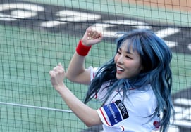 [Photo] "Today, I'm a Landers cheerleader" Queen's Eye is all in