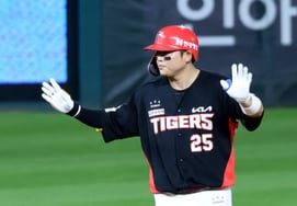[Photo] "No mercy with bases loaded!" Han Jun-soo delivers two-run double