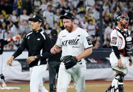 A pesar de la ofensiva de 17 hits, el estratega de KT logró asegurar al inversor extranjero con un «lance de 104 lanzamientos» y dijo: «Sauer conectó un jonrón, pero...» [Jamsil, en el lugar]