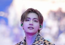 巴黎为之倾心♥ 防弹少年团V散发独特魅力..巴黎演出“压倒性”