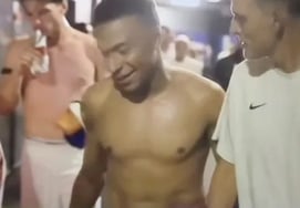 "Lost 0-4, laughing with the captain and swapping jerseys at halftime" — Mbappé's antics draw criticism... yet he explodes with multiple goals in the second half, "surpassing Messi"