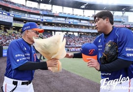 'Korea-US Combined 2,500 Strikeouts' Ryu Hyun-jin Writes New History; 'Bullpen Fire' and Four Consecutive No-Decisions Mar the Achievement... Hanwha vs. Kiwoom Ends in Extra-Inning Tie