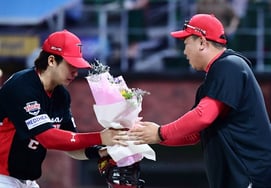 'Now LG is in sight': KIA's Lee Beom-ho reaches 200 wins amid three-game winning streak, "Kim Ho-ryeong led the way" — The flower coach's smile [Incheon on-site]