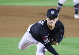 [Photo] Bae Je-seong, heading toward a scoreless game