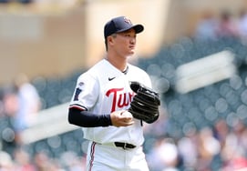 Go Woo-seok is amazing! He escaped a bases-loaded, no-out crisis on his own with a '153.7km/h' fastest pitch and suddenly mixed in breaking balls — the strategy worked perfectly.
