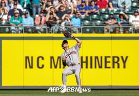 Lee Jung-hoo 'again' displays stellar outfield defense! A sliding catch after a full-speed sprint in the outfield, plus a perfectly dropping hit that slipped through the gap — 'SF suffers comeback loss'