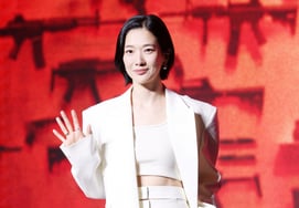 Jeong Yun-ha, vẻ đẹp sang trọng với trang phục trắng [★ẢNH]