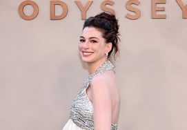 'Tercer embarazo' de Anne Hathaway, promoción para DLINE: "Cinco películas este año... irreal" [Noticias sobre estrellas mundiales]