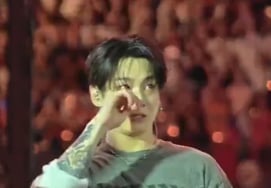 "Don't cry, Jungkook"... Tears flow endlessly on the final night stage in Paris [K-EYES]