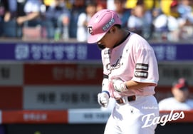[Official] 'Thunderbolt': Hanwha in emergency autumn baseball alert as top-ranked player Kang Baek-ho sidelined with side injury; KBO removes 17 players en masse from rosters