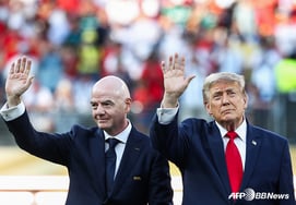 As Trump appeared, booing surged to '84 decibels'... The winner's stage became a 'center of desire' → Eventually, the FIFA president led him away