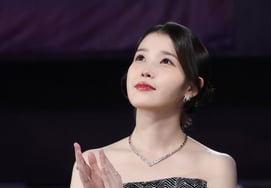Bệnh cũ của IU - '12 lần xin lỗi'..Nhân cách rạng rỡ giữa những lời chỉ trích từ thế giới [Star Issue]