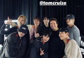 Group members meet.. BTS and Tom Cruise backstage selfie [Star Issue]