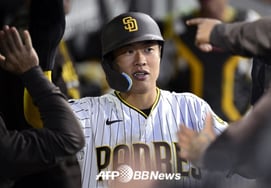 ¡Ay! Song Seong-mun, en una oportunidad perfecta con bases llenas y dos outs en la séptima entrada, dejó un elevado que resultó en un out, sin poder continuar su racha de tres hits del día anterior.