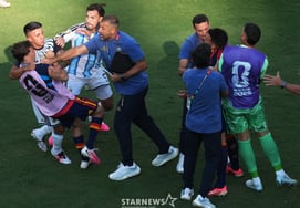 ワールドカップ決勝直後の殴り合いなどの乱闘事件 '醜態'··· アルゼンチン、ついに「FIFAの重い処分」危機