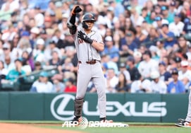 «Como era de esperar»: Lee Jung-hoo logra un hit crucial en la novena entrada con dos outs ante los aplausos de pie del rival, anotando tras el jonrón de dos carreras de su compañero; sin embargo, su equipo sufre una derrota a última hora llena de pesar.