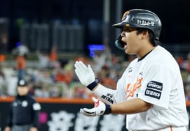 'Kang Baek-ho Injury Exit' Hanwha Faces 3-Game Losing Streak Without Him; Coach Dal Says, "It's Not Severe, But We Need to Watch Closely" [Gwangju Field]