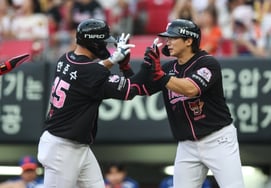 'Home run-home run-home run' KIA, 'Win-win-win-win' LG in fierce chase for third place... Hanwha plummets to seventh after 'four-game losing streak' [Gwangju Field Review]