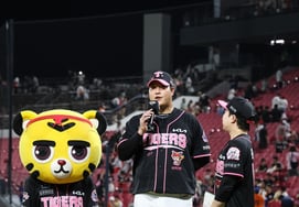 KIA Tigers Jo Sang-woo (centro) realiza una entrevista en el podio como MVP del partido tras asegurar la victoria para su equipo al entrar en el inicio del noveno inning en el partido de liga local de la KBO 2026 Shinhan SOL contra Hanwha Eagles, celebrado el día 21 en Gwangju-Kia Champions Field. /foto=Proporcionado por KIA Tigers
