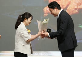 [Foto] Pollo entero asado en horno, Premio de Bebidas y Alimentos 2026 MTN a Choi U (수상)