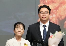 [Foto] Jeong Mi-gyeong (EVP)-Kim Cheong-a (SVP): «Esta noche es chimaek»