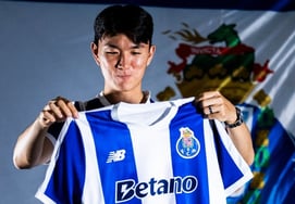 'If I listen to my wife, will I end up at a prestigious team?' Hwang In-beom reveals the story behind his move to Porto: "60% of the transfer decision lies with my wife"