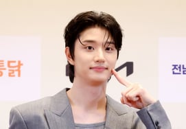 [Photo] Kim Jae-won, the "Moist Cheek Prince"