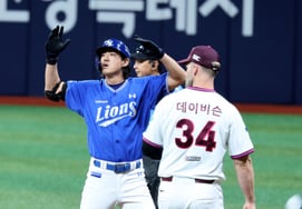[Foto] 'doble carrera impulsada con hit de dos bases' Ku Ja-wook