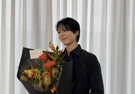Park Bo-gum, cầm bó hoa với nụ cười ấm áp..'ảnh bạn trai chuẩn mực'
