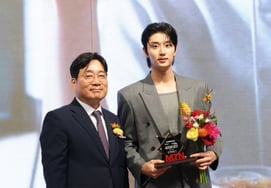 [Photo] Kim Jae-won wins Rookie Award as McDonald's and Asahi model