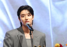 [Photo] Kim Jae-won Among Flowers