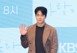 Ha Seok-jin 'Lời chào tay lạnh lùng'[★ẢNH]