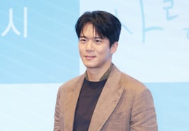 河锡振“俘获女性心的微笑”[★照片]