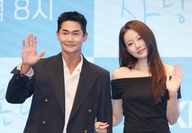 Bae Jeong-nam and Park Yu-na: A Tender Handshake [★Photo]