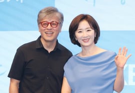 Kwon Hae-hyo and Yoon Yu-seon: A Charming Couple [★Photos]