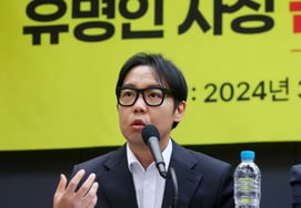 '100億資産説'のファン・ヒョンヒ「首に刃物が入っても今は株をやっていない」 [スター・イシュー]