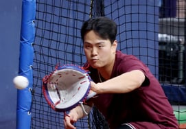 [Photo] Kim Geon-hee hunts lions with focus