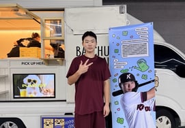 'Postseason Batting Average of 0.400': Kiwoom's Kwon Hyuk-bin Overwhelmed by First-Ever Coffee Car Gift, "I Thought Only Famous Players Like Senior An Chi-hong Received Such Gifts"