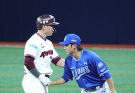 [Photo] Hiura offers warm comfort to Lee Jae-hyun