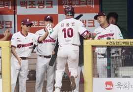 [Photo] Manager Seol Jong-jin welcomes Kim Woong-bin's great catch
