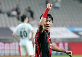 [Photo] "I keep missing the fans!" Jeong Seung-won scores a decisive goal and then a winner