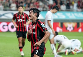"Wait a moment, I have a cramp..." Jung Seung-won collapsed in the press conference room, the 'Glory Mouse' who led Seoul's solo run... The story of an official rushing to provide emergency first aid [Sangam]