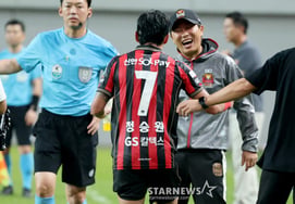[Photo] "Seung-won is doing it!" Coach Kim Ki-dong