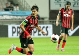 [Foto] Kim Jin-su, buscando el camino del gol