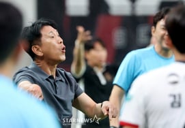 [Photo] Coach Park Tae-ha instructing players on their movements