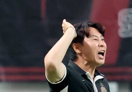 [Photo] Coach Kim Ki-dong, who instructs players to move