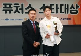 Hace dos años, mientras sostenía el trofeo del Premio Estrella, Son Jeong-beom dijo: «Quiero ser como Yang Min-hyuk». Ahora se encuentra entre los «10 mejores jóvenes promesas de Asia».