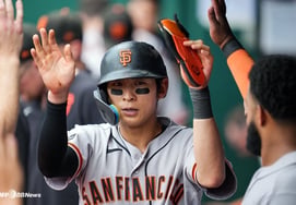 'Tia đạn 155 km/h phát nổ' Lee Jung-hoo, xuất phát sau 6 trận ở nửa sau ghi được home run đầu tiên→SF dẫn 3:0 nhưng bị ngược dòng thua 4:5